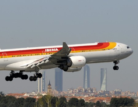 El mediador propone disminuir el número de despidos en Iberia