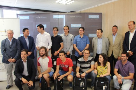 El ganador (tercero por la izquierda en la fila trasera) y los finalistas del Aertec Solutions Challenge, junto a los responsables de Aertec Solutions, la Universidad de Málaga y el Centro Tecnológico de Andalucía.