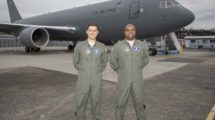 Los tenientes coroneles Nick Cenci (izquierda) y Anthony Mariapain (derecha), director de operaciones de vuelo y piloto jefe del KC-46 en la Agencia de Gestión de Contratos de Defensa en Seattle, frente al primer KC-46A entregado a la USAF, avión del que se encargaron de realizar los vuelos de aceptación.