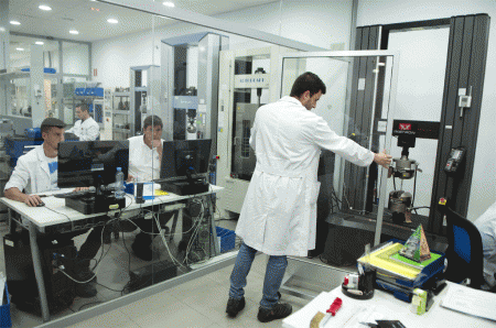Laboratorio de ensayos mecánicos de Titania