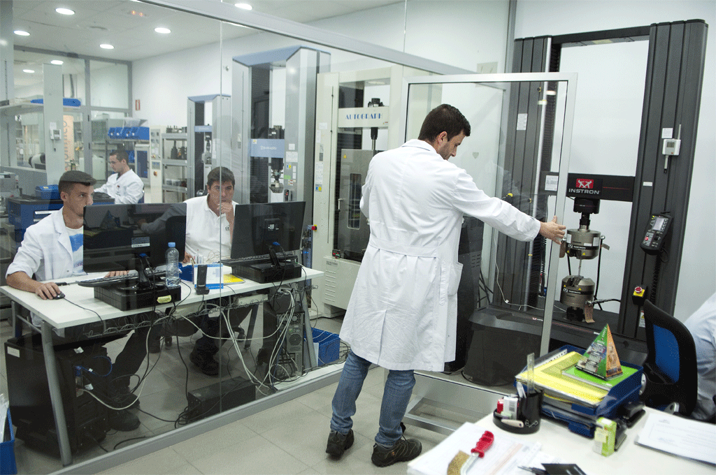 Laboratorio de ensayos mecánicos de Titania