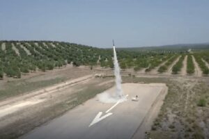 Lanzamiento del cohete sonda Rompetechos desde el Centro de Ensayos Atlas.