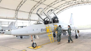 La infanta Leonor poco antes de subir al F-5 para su vuelo de familiarización.