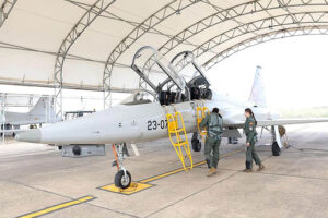 La infanta Leonor poco antes de subir al F-5 para su vuelo de familiarización.