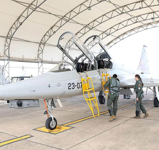 La infanta Leonor poco antes de subir al F-5 para su vuelo de familiarización.