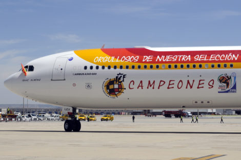 Llegada a Madrid del A340 de Iberia con la selección española de fútbol tras proclamarse campeona del mundo en Sudáfrica en 2010.