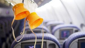 Máscaras de oxígeno para pasajeros en un avión.