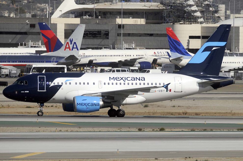 Airbus A318 de Mexicana con la última imagen corporativa antes de su cierre.