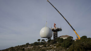 Instalación del radomo del nuevo radar de control aéreo de Begas.