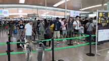 Pasajeros en el control de seguridad en el aeropuerto de Barcelona - El Prat.