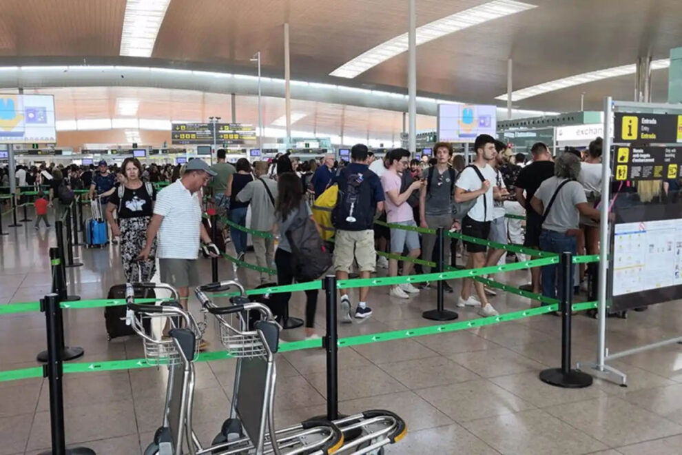 Pasajeros en el control de seguridad en el aeropuerto de Barcelona - El Prat.