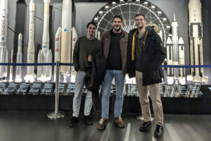 Joaquín González, José Antonio Rebollo y Javier Urrios, ganadores del premio en 2024 con el Proyecto Órbita: un nuevo paradigma de simulación espacial, un software de simulación espacial.