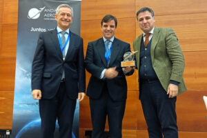 Juan Manuel Montaño entre Antonio Gómez-Guillamón y Cristóbal Sánchez.