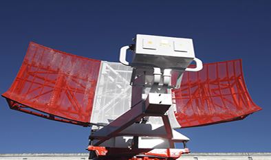 Antena de radar primario de Indra.