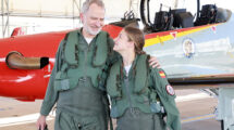 Feli`pe VI y Leonor de Borbón tras su vuelo en la AGA.