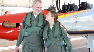 Feli`pe VI y Leonor de Borbón tras su vuelo en la AGA.