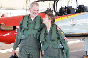 Feli`pe VI y Leonor de Borbón tras su vuelo en la AGA.