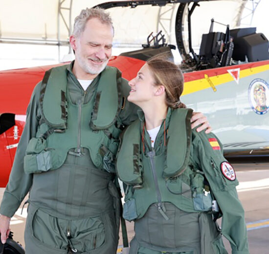Feli`pe VI y Leonor de Borbón tras su vuelo en la AGA.