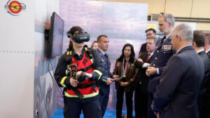 La formación mediante realidd virtual llega ya hasta los servicios contraincendios, como pudo constatar Felipe VI durante su visita a BACSI 2026.