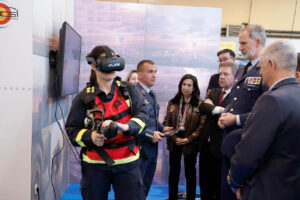 La formación mediante realidd virtual llega ya hasta los servicios contraincendios, como pudo constatar Felipe VI durante su visita a BACSI 2026.