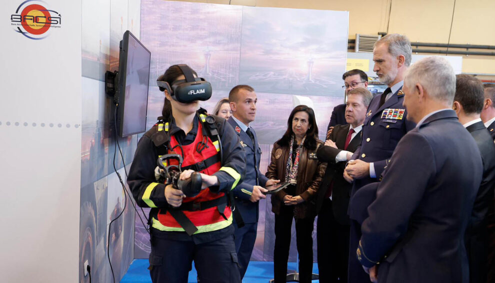 La formación mediante realidd virtual llega ya hasta los servicios contraincendios, como pudo constatar Felipe VI durante su visita a BACSI 2026.