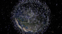 Si se pudiesen ver todos los satélites en órbita terrestre, este sería el aspeto de la Tierra para un extraterrestre al acercarse a ella.