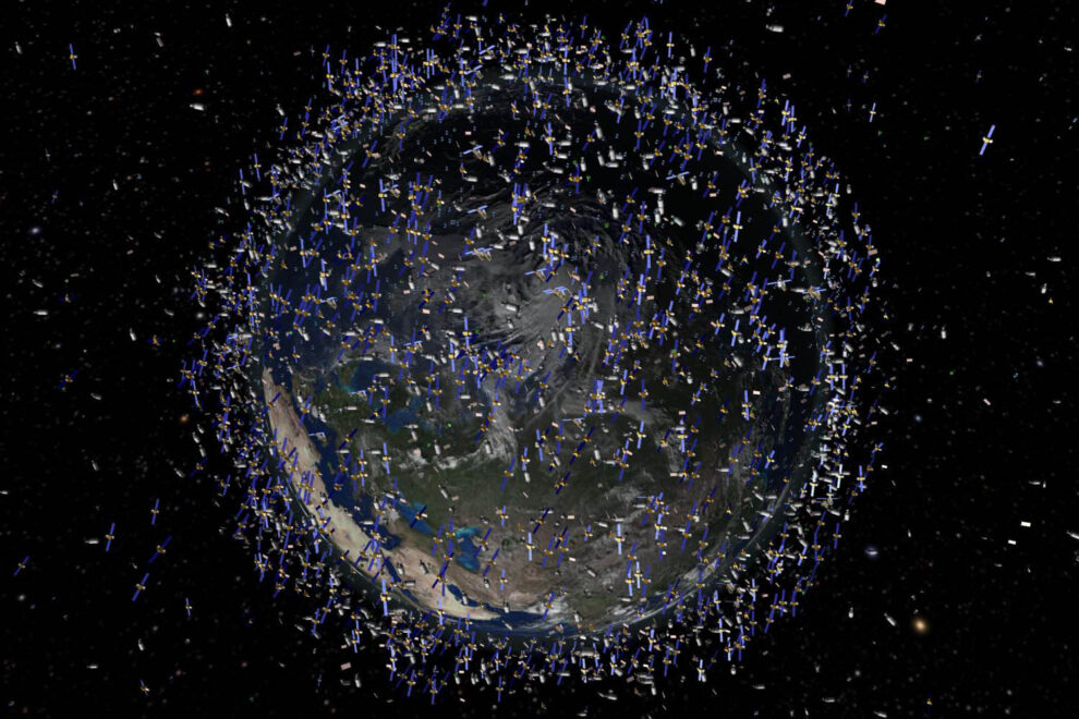 Si se pudiesen ver todos los satélites en órbita terrestre, este sería el aspeto de la Tierra para un extraterrestre al acercarse a ella.