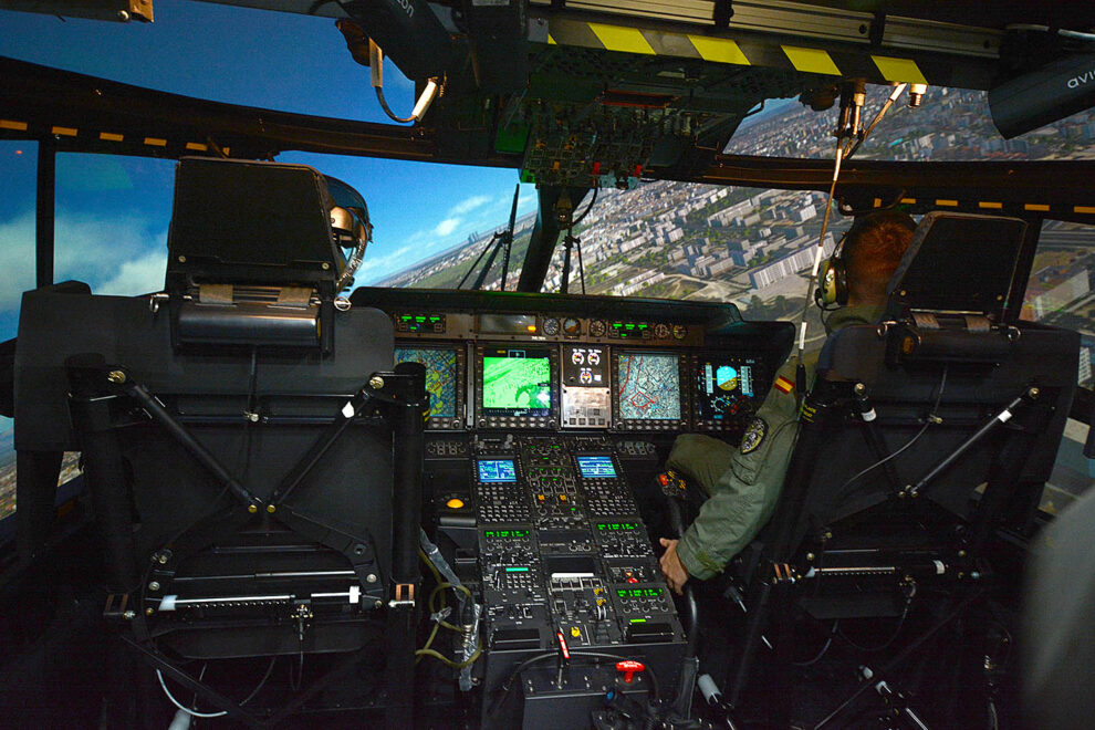 Cabina y sistema visual del simulador de Indra del NH90 para el Ejército del Aiere.