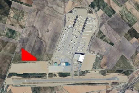 Vista aérea del aeropuerto de Teruel. El triángulo rojo señala la posición donde estarán las instalaciones de Aviation Internacional Recycling.