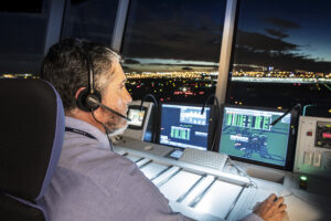 Controlador aéreo en la torre de control de Madrid Barajas.