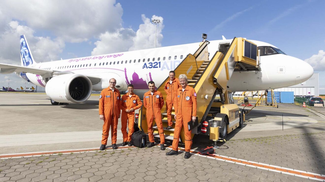 La tripulación lista para embarcar. para el primer vuelo del Airbus A321 XLR.