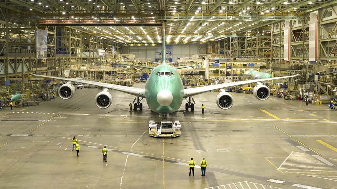 El último Boeing 747 listo para abandonar el edificio de montaje.